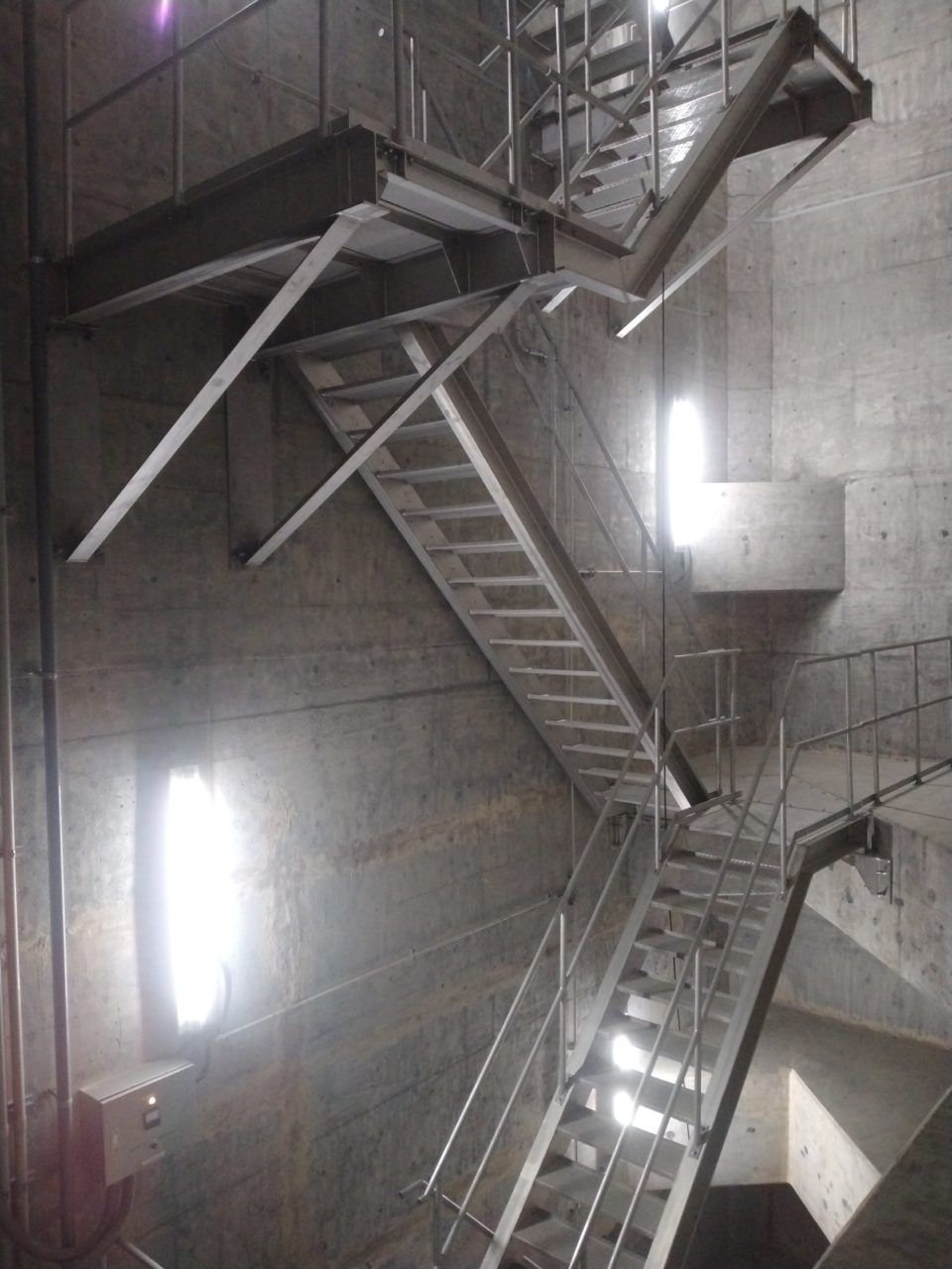 立坑内ステンレス製階段設備